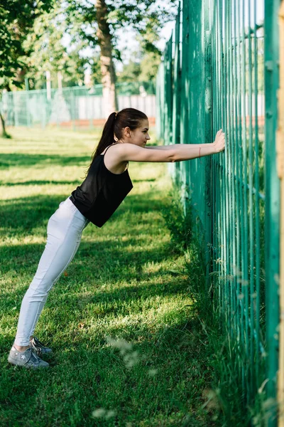 Young Beautiful Girl Doing Exercises Fence Park — Stock Photo, Image