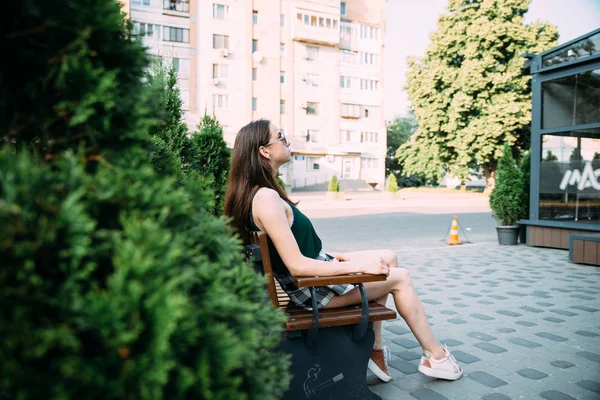 Genç Kız Yeşil Park Sahnesinde Tezgah Üzerinde Oturan Poz — Stok fotoğraf