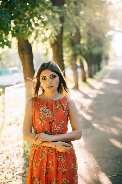 Menina Bonita Vestindo Vestido Vermelho Posando Caminho Parque — Fotografia de Stock