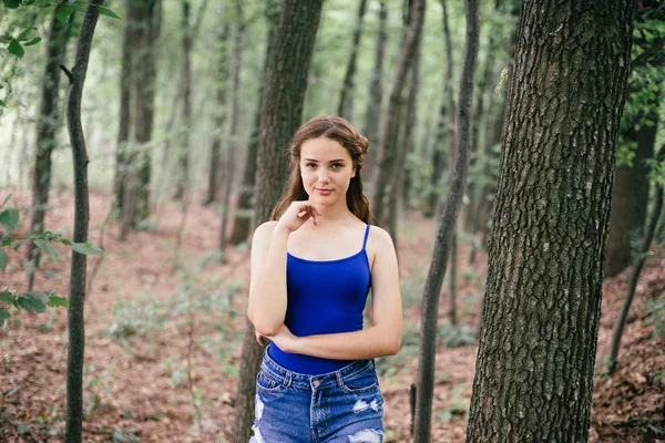 Ormanda Poz Mavi Yelek Güzel Kız — Stok fotoğraf