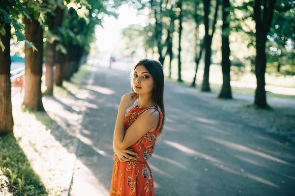 Mooi Jong Meisje Dragen Rode Jurk Poseren Park Pad — Stockfoto