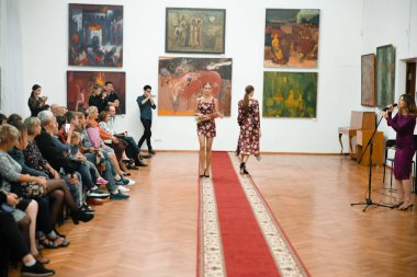 Bahar kıyafetleri modeli gösteri 9 Eylül 2018 yılında Cherkasy Ukrayna ücretsiz giriş