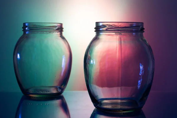 Vasi di vetro vuoti su sfondo sfocato di colore — Foto Stock