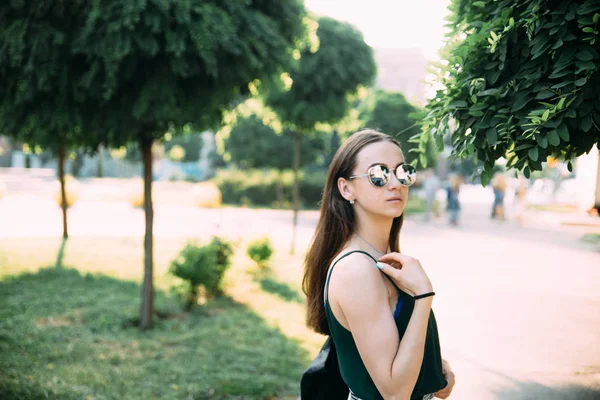 Ung Flicka Poserar Grön Park Scen — Stockfoto