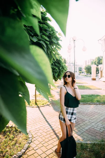 Joven Chica Posando Verde Parque Escena —  Fotos de Stock