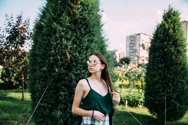 Молодая Девушка Позирует Зеленом Парке — стоковое фото