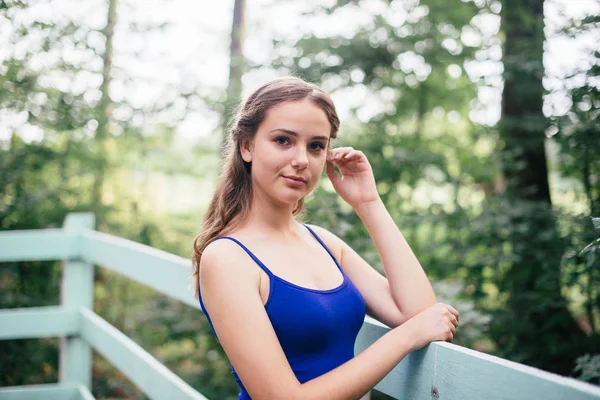 Ormanda Eskrim Tarafından Poz Mavi Yelek Güzel Kız — Stok fotoğraf