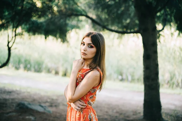 Menina Bonita Vestindo Vestido Vermelho Posando Vegetação — Fotografia de Stock