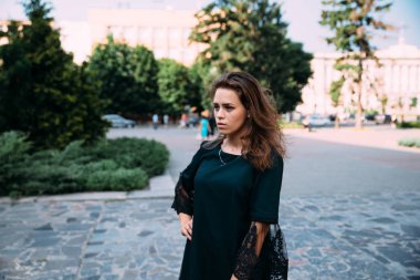 genç kadın Parkı'nda poz kahverengi saçlı güzel