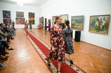 Bahar kıyafetleri modeli gösteri 9 Eylül 2018 yılında Cherkasy Ukrayna ücretsiz giriş