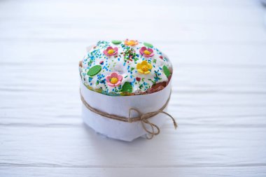 Beyaz ahşap zemin üzerinde Paskalya kek