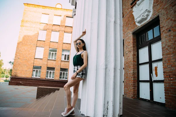 Jonge Vrouw Poseren Door Witte Gebouw Kolom — Stockfoto