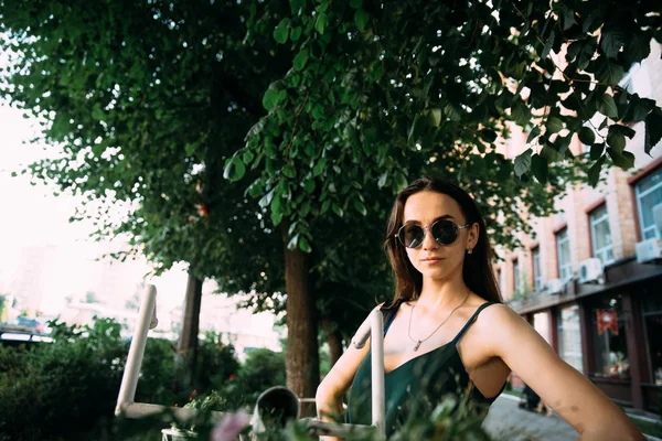선글라스에 공원에서 아름 다운 젊은 여 자가 — 스톡 사진