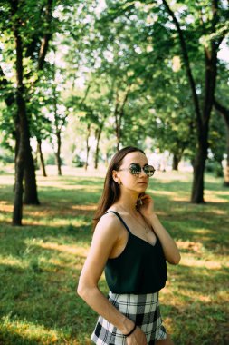 Yeşil Park sahnesinde poz genç kız