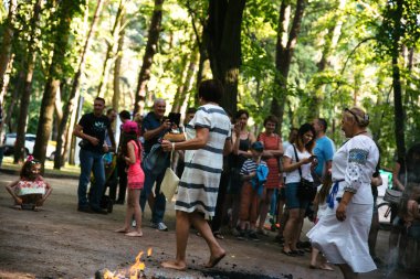 Cherkassy festivalinde kömürlerin etrafında insanlar gider. Ukrayna, 10 Haziran 2018