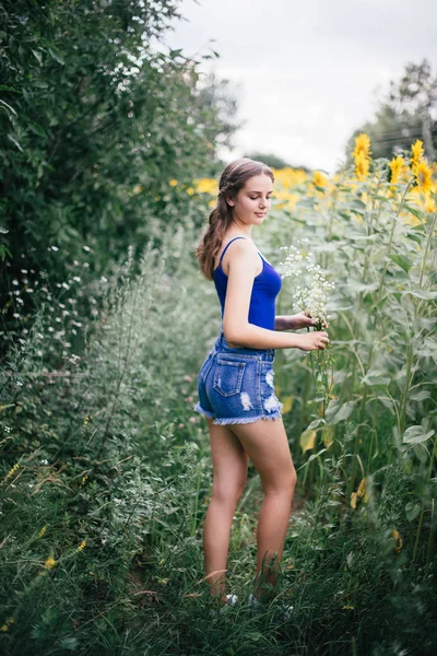 Mavi Yelek Ayçiçeği Ile Alanda Güzel Kız — Stok fotoğraf