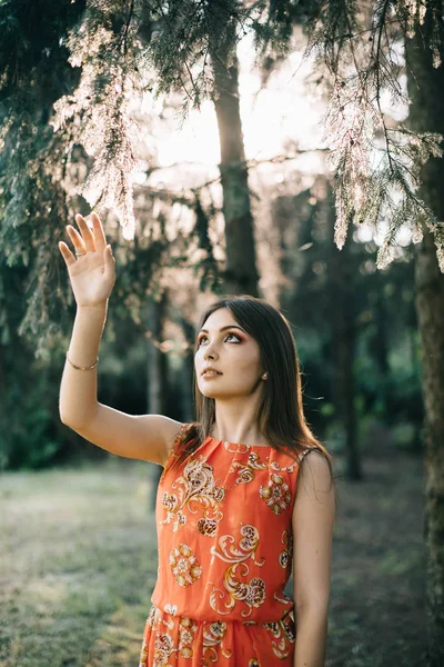 Красива Молода Дівчина Червоній Сукні Позує Деревами Парку — стокове фото