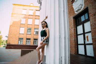 beyaz bina sütun poz genç kadın 