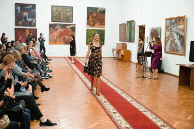 Bahar kıyafetleri modeli gösteri 9 Eylül 2018 yılında Cherkasy Ukrayna ücretsiz giriş