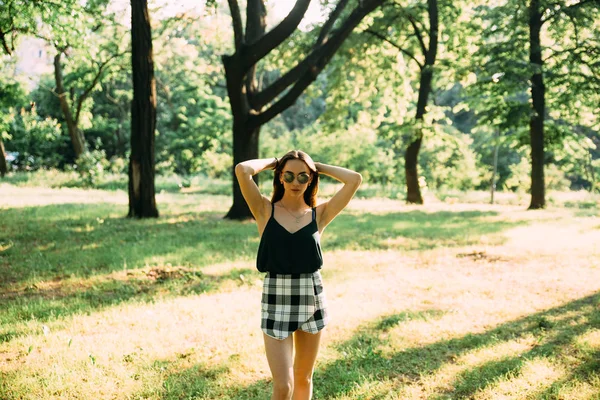 Güneş gözlüklü bir parkta güzel genç kız — Stok fotoğraf