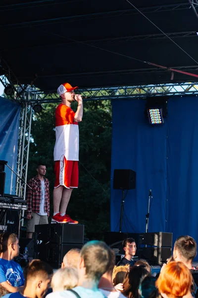 우크라이나의 콘서트 랩 아티스트 Yarmak 체르카시, 우크라이나의 축제 2018 년 5 월 27 일 — 스톡 사진