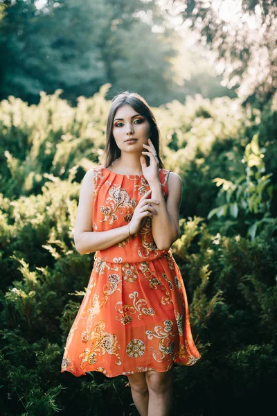 Menina Bonita Vestindo Vestido Vermelho Posando Vegetação — Fotografia de Stock