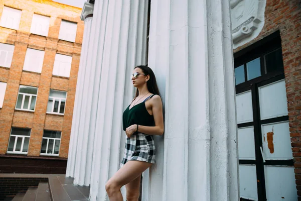 Young Woman Posing White Building Column — Stock Photo, Image