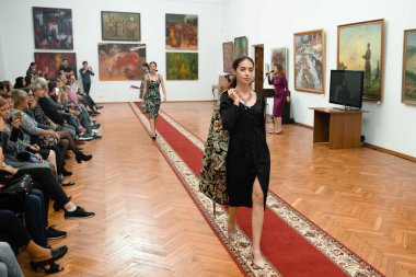 Bahar kıyafetleri modeli gösteri 9 Eylül 2018 yılında Cherkasy Ukrayna ücretsiz giriş