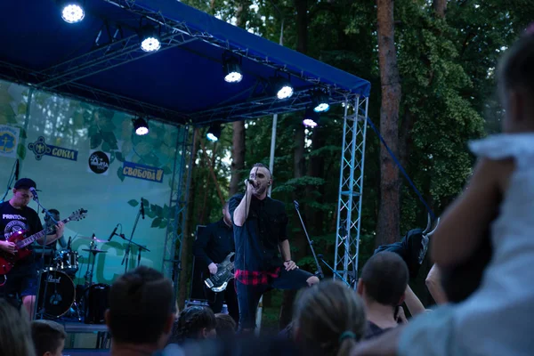 Actuación del grupo de rock "Chumatsky Shlyakh" 10 de junio de 2017 en Cherkassy, Ucrania — Foto de Stock