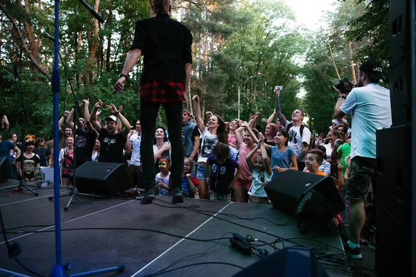 Actuación del grupo de rock "Chumatsky Shlyakh" 10 de junio de 2017 en Cherkassy, Ucrania — Foto de Stock