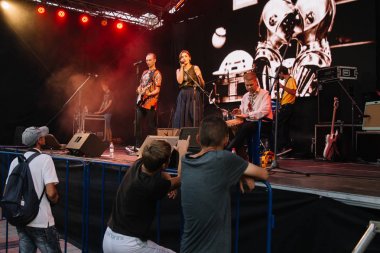 Cherkasy, Ukrayna cebinde güneşte 24 Ağustos 2018 grup tarafından konuşma.