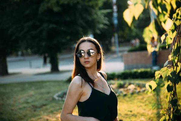 Lány Este Parkban Napszemüveg Fekete Mellény — Stock Fotó