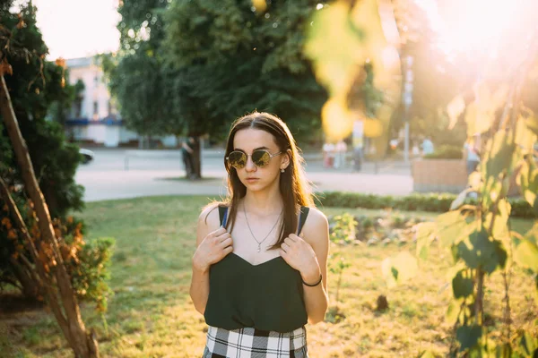 Menina sexy em uma camiseta em um parque noturno em mini shorts — Fotografia de Stock