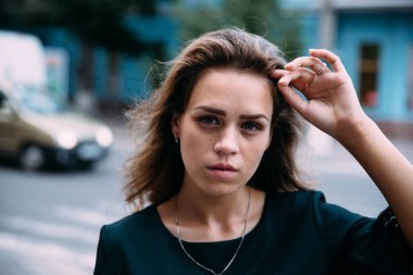 Güzel genç kız yaz akşamları