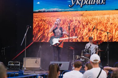 Cherkasy, Ukrayna cebinde güneşte 24 Ağustos 2018 grup tarafından konuşma.
