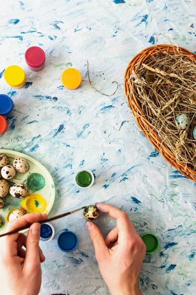 Pintura de huevos de codorniz de Pascua sobre un fondo claro multicolor. Puesta plana — Foto de Stock