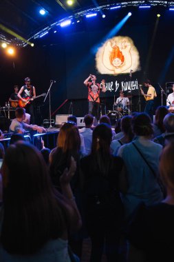 Cherkasy, Ukrayna cebinde güneşte 24 Ağustos 2018 grup tarafından konuşma.