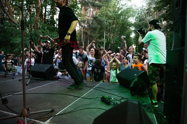 Выступление рок-группы "Чуматский Шлях" 10 июня 2017 года в Черкассах, Украина — стоковое фото
