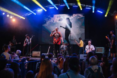 Cherkasy, Ukrayna cebinde güneşte 24 Ağustos 2018 grup tarafından konuşma.