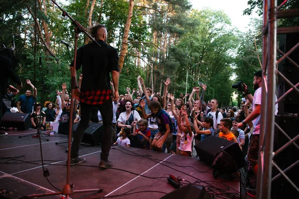 Actuación del grupo de rock "Chumatsky Shlyakh" 10 de junio de 2017 en Cherkassy, Ucrania — Foto de Stock