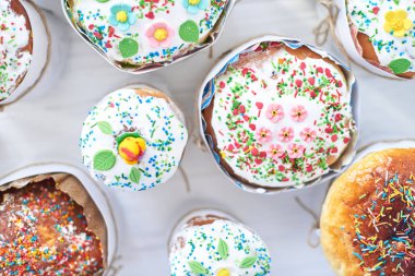 Beyaz ahşap zemin üzerinde Paskalya kek