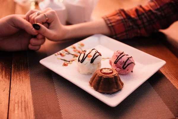 Cupcake w kawiarni na drewnianym tle na białej płycie — Zdjęcie stockowe