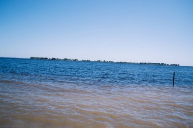 Nehri yakınında sahilde güneşli gün