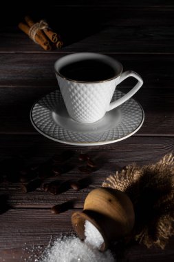 Koyu ahşap arka plan üzerinde kahve fincanı