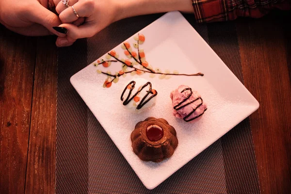 Cupcake w kawiarni na drewnianym tle na białej płycie — Zdjęcie stockowe