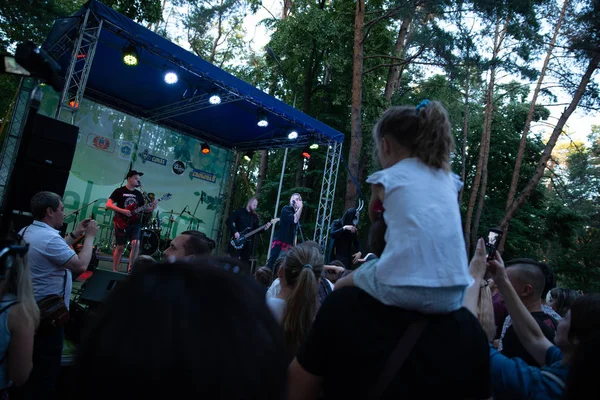 Actuación del grupo de rock "Chumatsky Shlyakh" 10 de junio de 2017 en Cherkassy, Ucrania — Foto de Stock