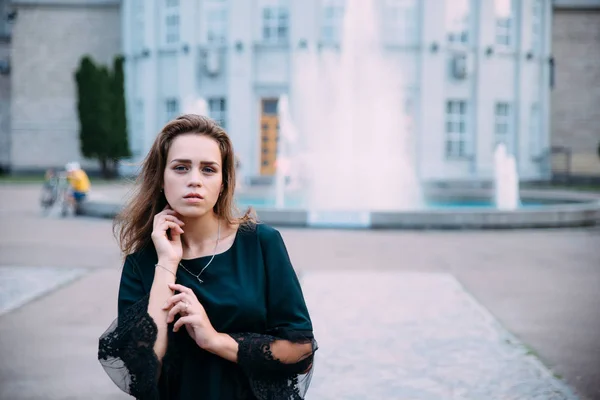 Menina bonita em uma noite de verão na cidade — Fotografia de Stock