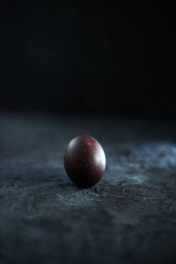 Bir kaba çimento zemin üzerine koyu mor yumurta