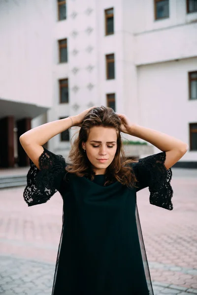 Menina jovem em vestido verde perto de edifício grande branco — Fotografia de Stock