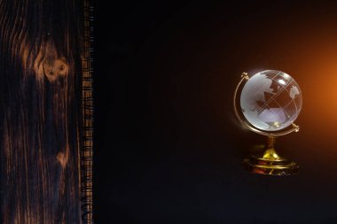 Siyah bir arka planda cam küre